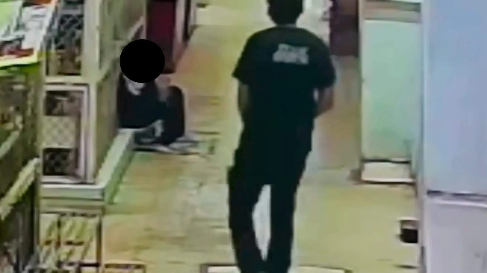 Captan en video a individuo que atenta contra el pudor de un niño